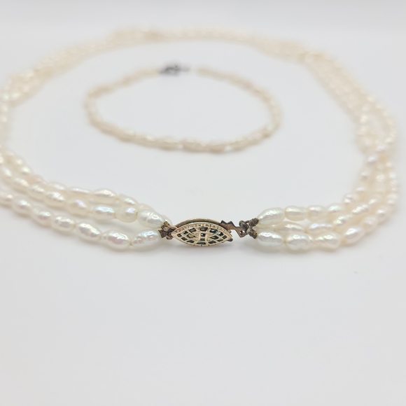 Elegant Pearl Necklace Set - Picture 3 of 8